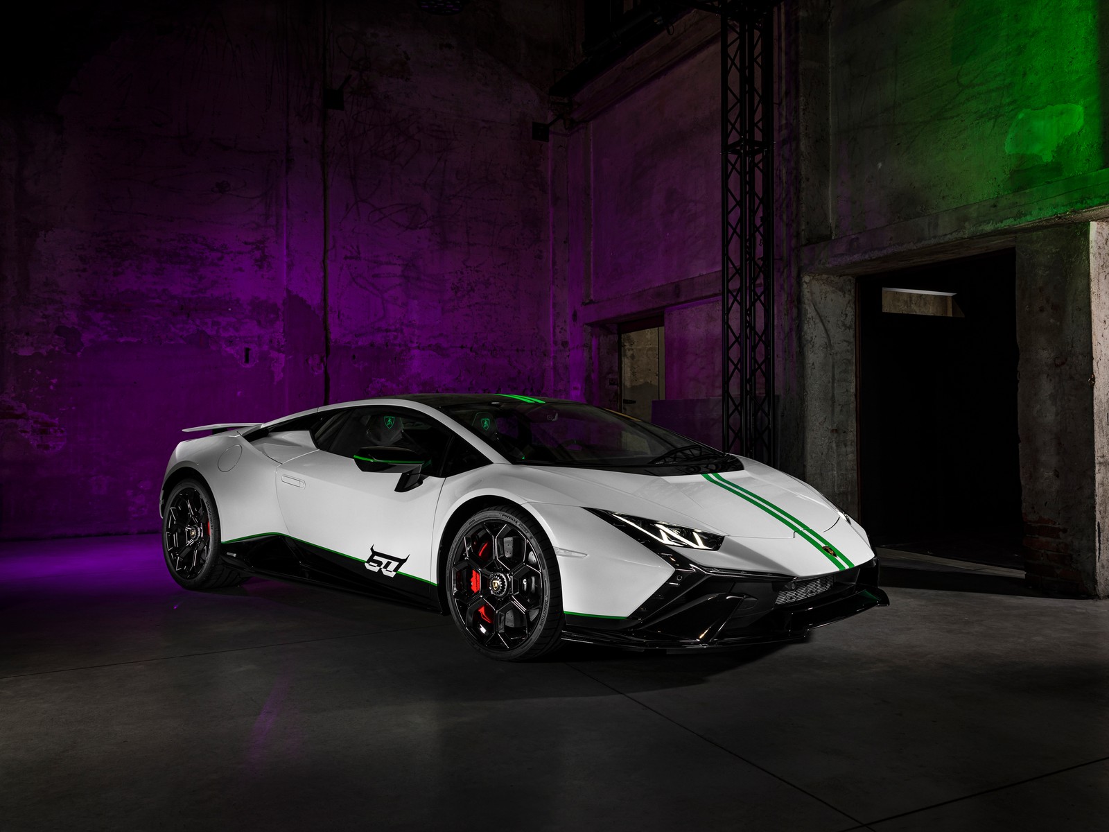 Lamborgon with green and white stripes parked in a garage (lamborghini huracán tecnica, anniversary edition, 2023, cars, 4k wallpaper)