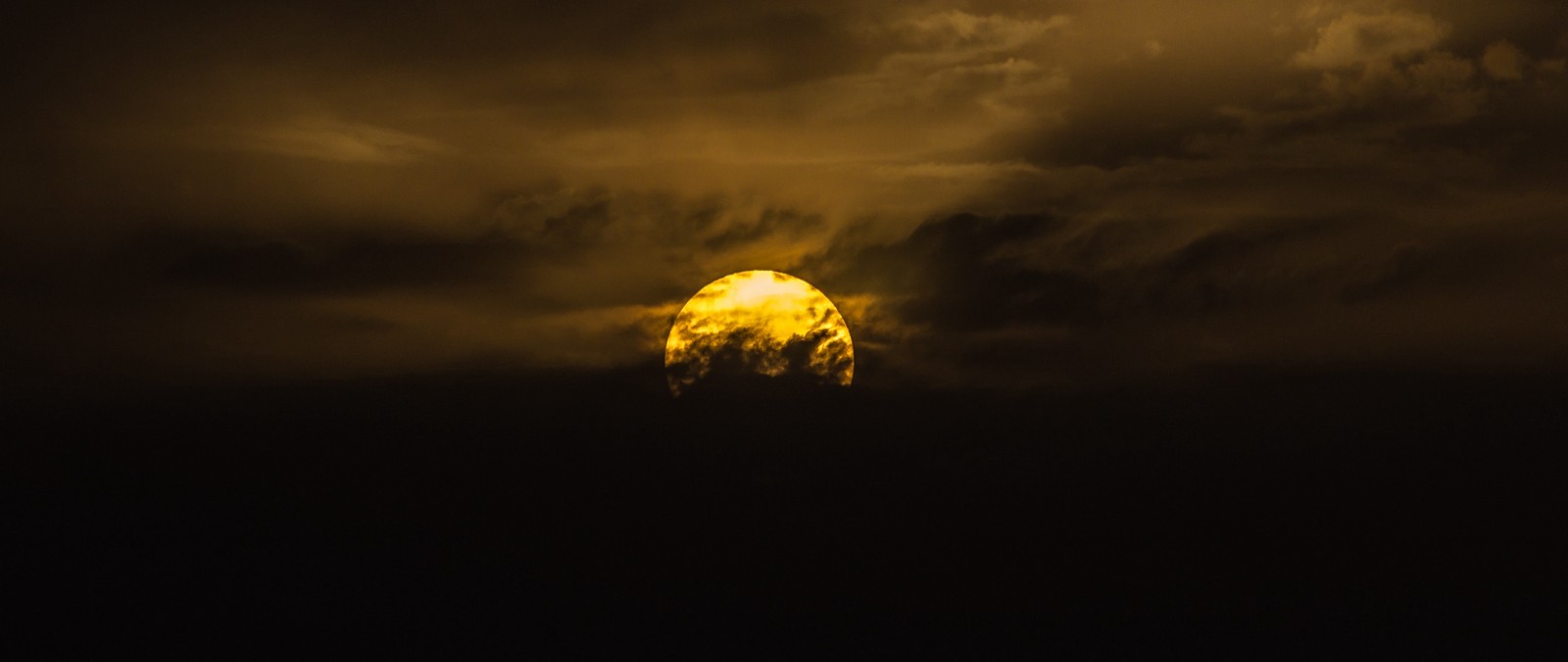 Gros plan d'une pleine lune dans le ciel avec des nuages (coucher de soleil, horizon, nuage, soleil, atmosphère)