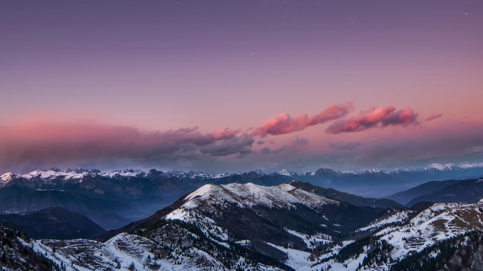 Montanhas cobertas de neve e nuvens ao entardecer com um céu rosa (montanha, formas montanhosas, cadeia de montanhas, crista, nuvem)