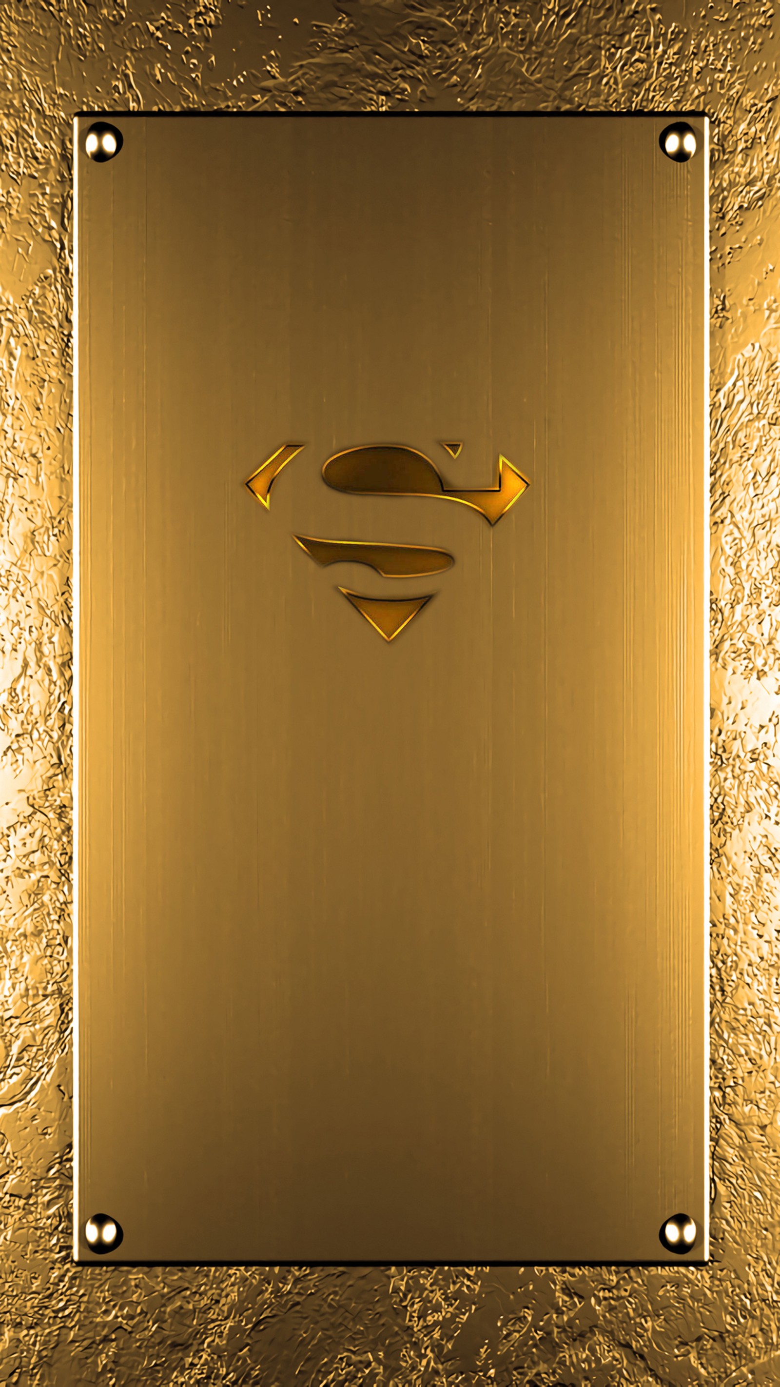 Un plato dorado con un símbolo de superman en él (oro, logotipo, superman)