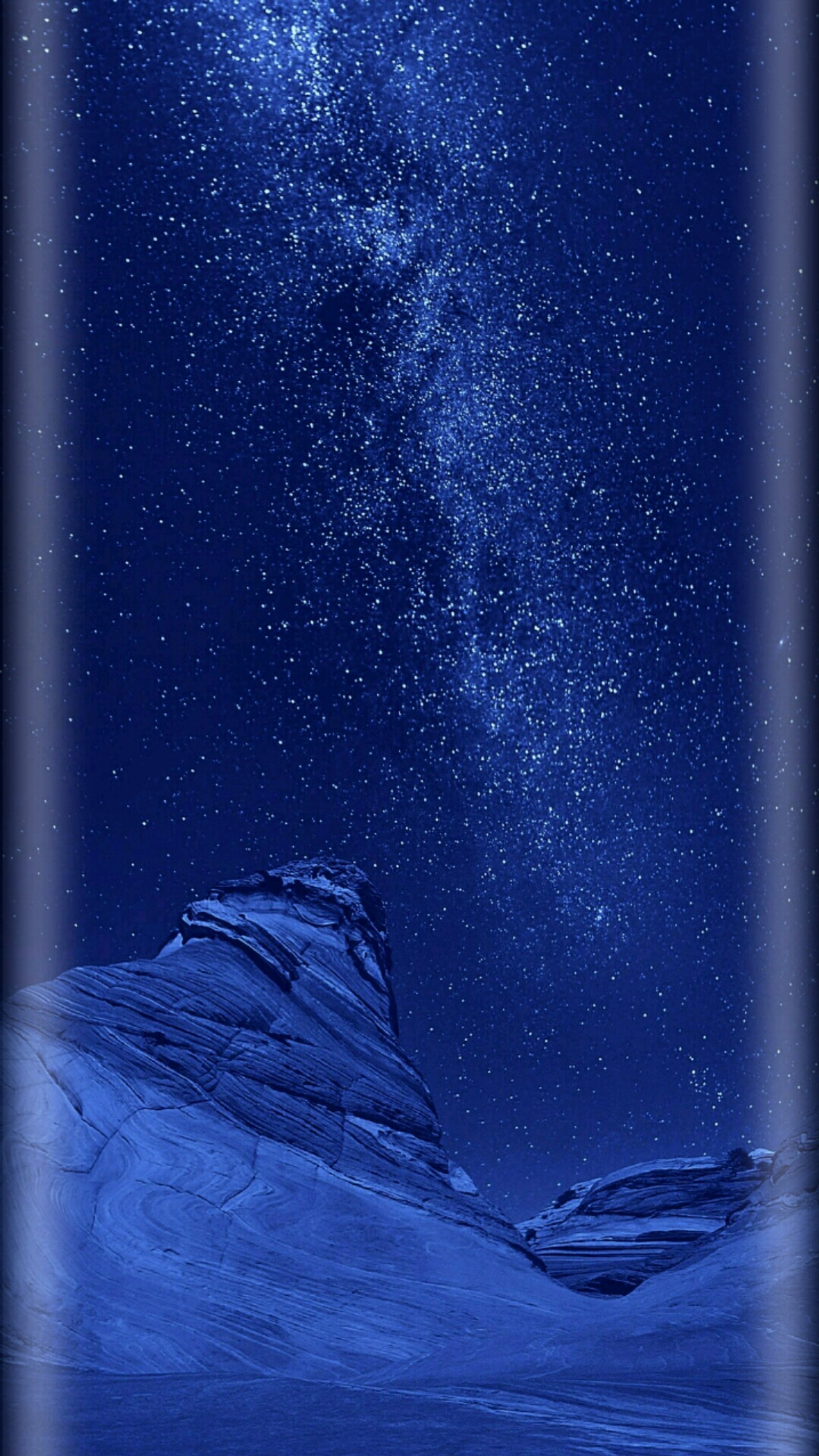 Un ciel nocturne étoilé avec une montagne et un sommet enneigé (abstrait, bleu, bord, ios, iphone)