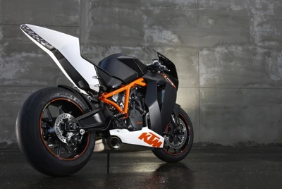 Elegantes KTM-Motorrad mit auffälligem Schwarz-Weiß-Design, vor einem strukturierten grauen Hintergrund.