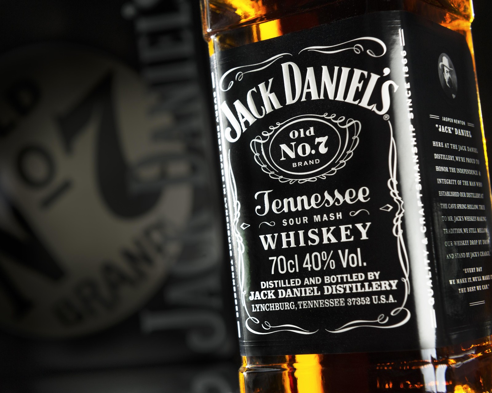 Auf einem tisch steht eine flasche jack daniels whiskey (alkohole, schwarz, getränk, whiskey)