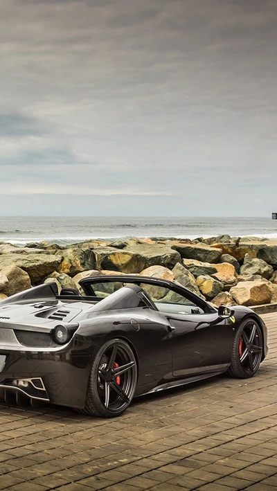 Ferrari modifié sur une promenade en bord de mer