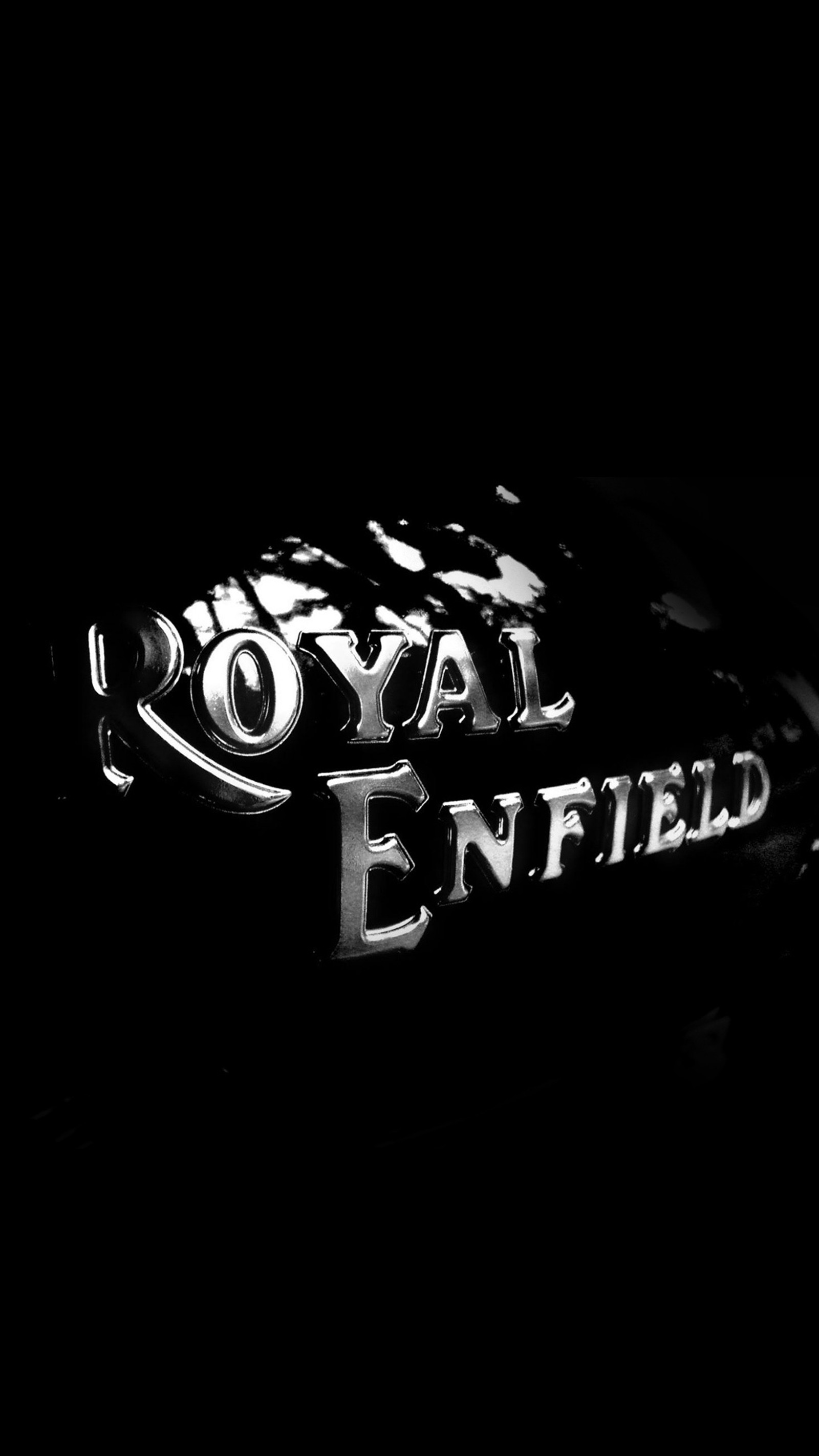 Un gros plan d'une moto avec le mot 'royal enfield' écrit dessus (balle, enfield, royal, royal enfield bullet)