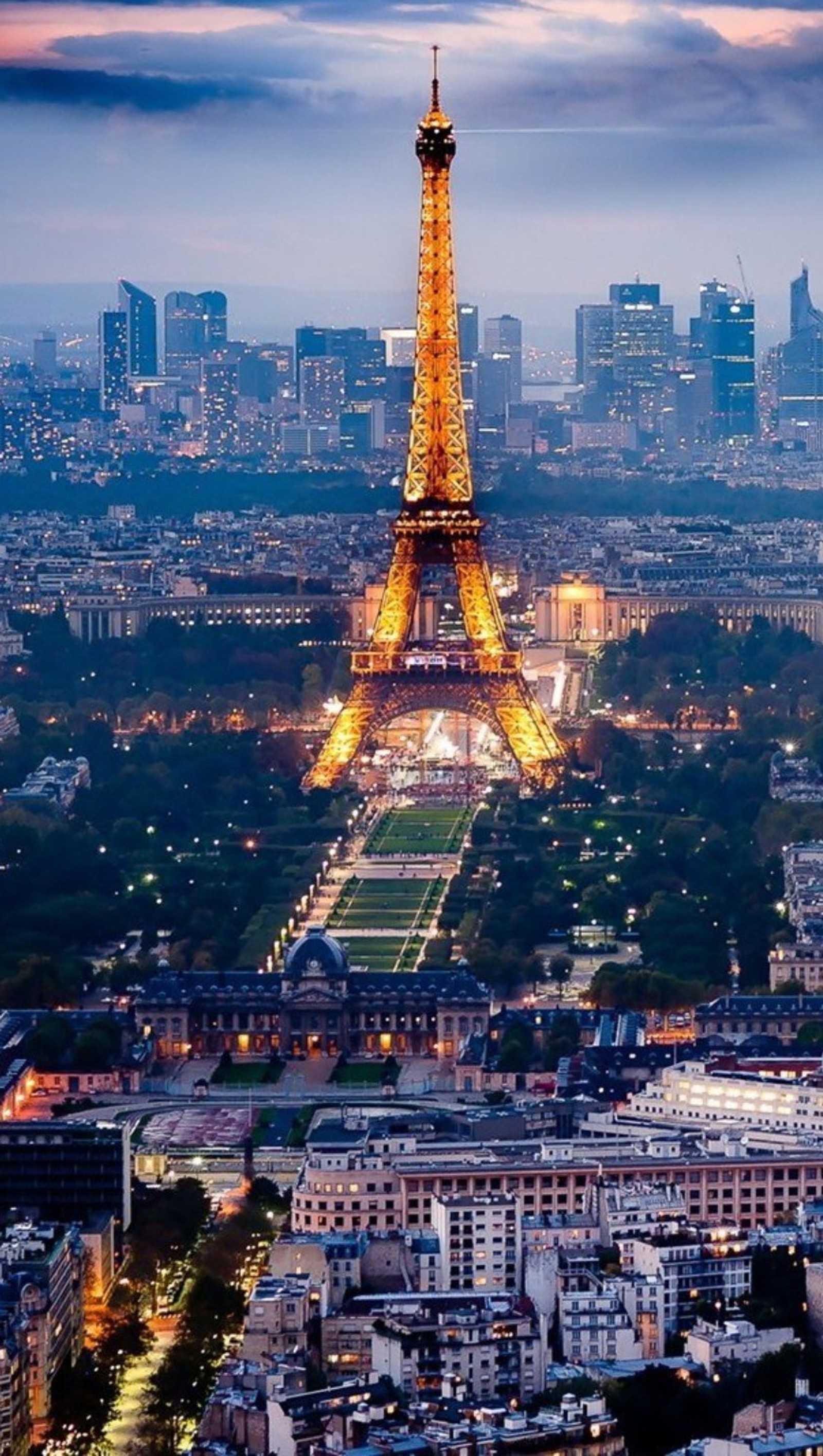 Blick auf den eiffelturm in paris bei nacht (eiffelturm, nacht, paris, turm)