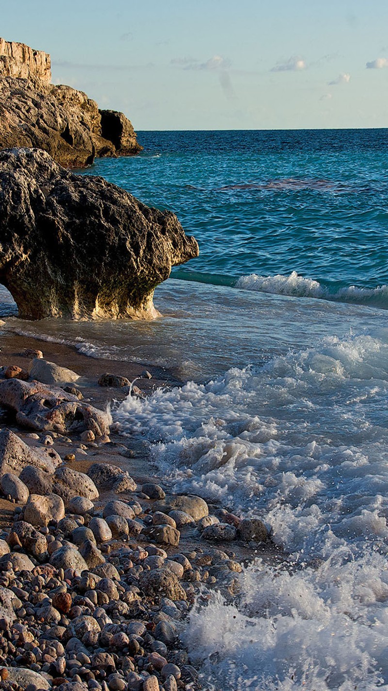 Мужчина стоит на пляже с серфбордом (море, побережье)