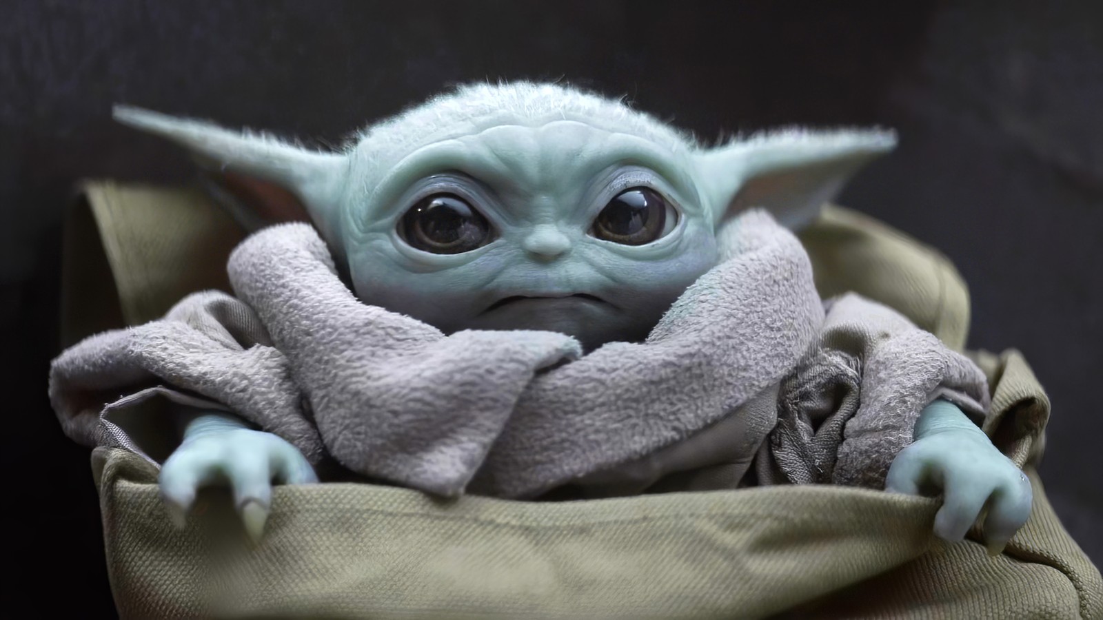 Крупный план куклы малыша йоды в сумке (малыш йода, baby yoda, мандалорец, звёздные войны, star wars)