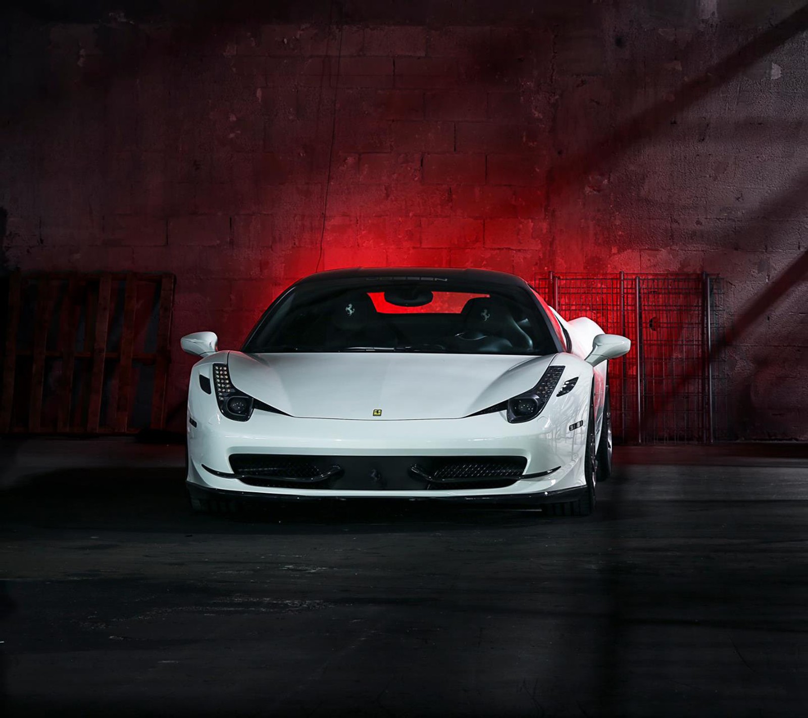 Carro esportivo branco em uma garagem escura com luz vermelha (458 italia, supercarro, branco)