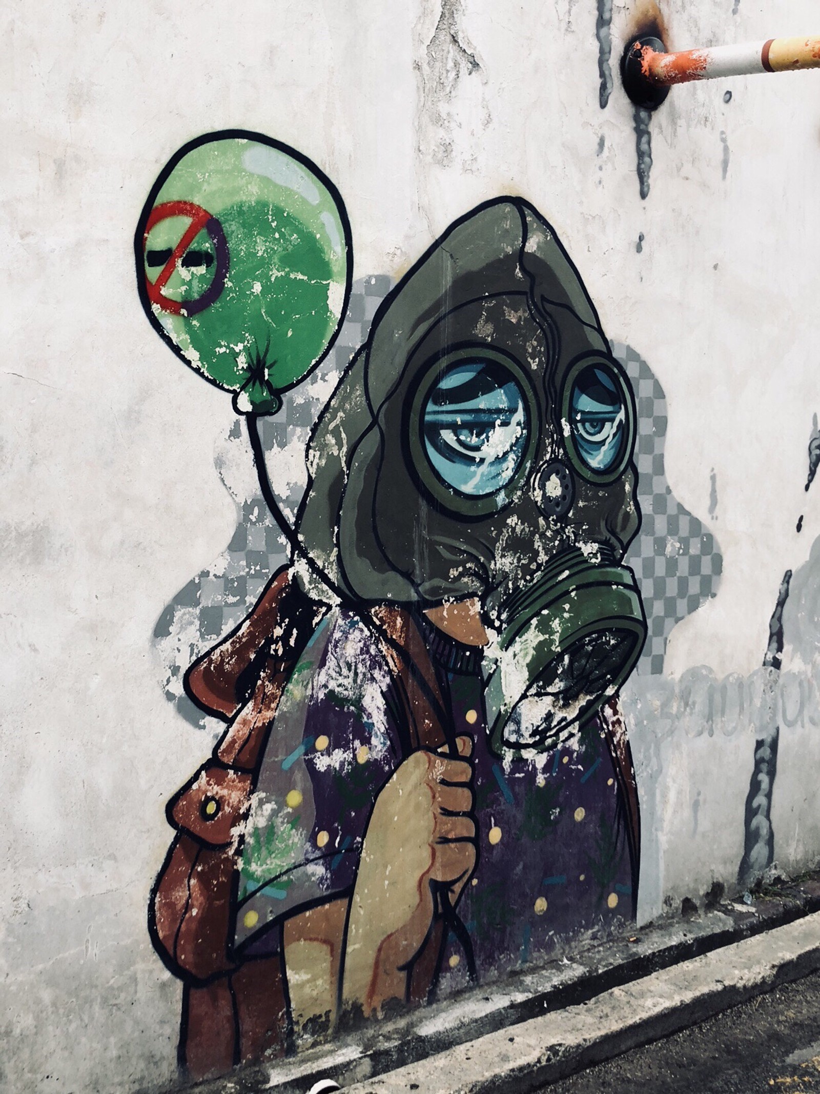 Graffiti eines mannes mit gasmaske, der einen grünen ballon hält (kunst, ballon, graffiti, maskoff, sterblich)