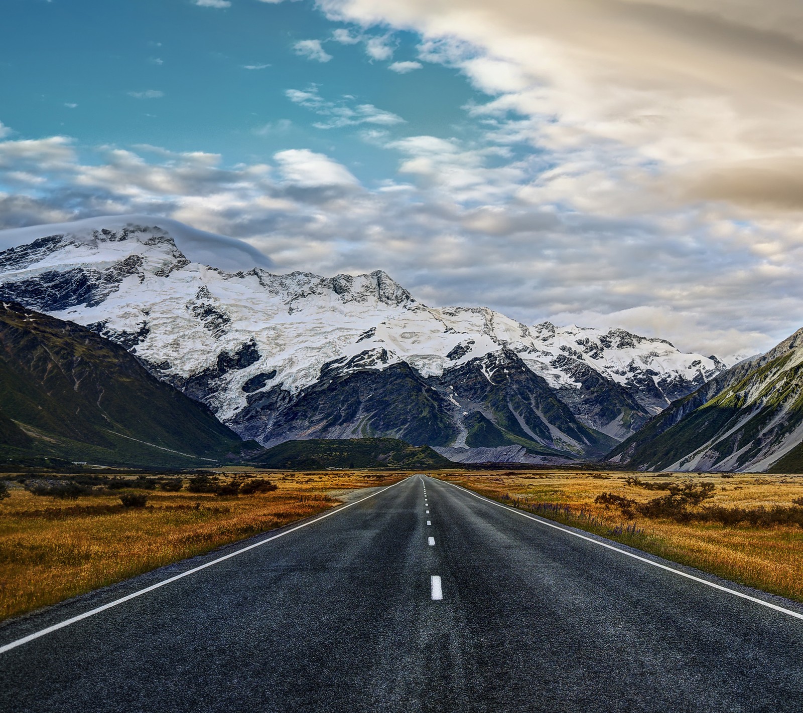 Une vue d'une route avec des montagnes en arrière-plan (hd, montagnes, nature, route, droit)