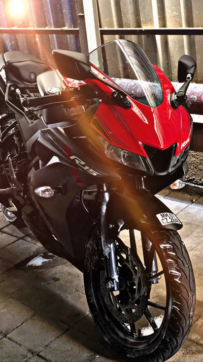 Yamaha R15 V3: Elegante motocicleta deportiva roja en un entorno urbano