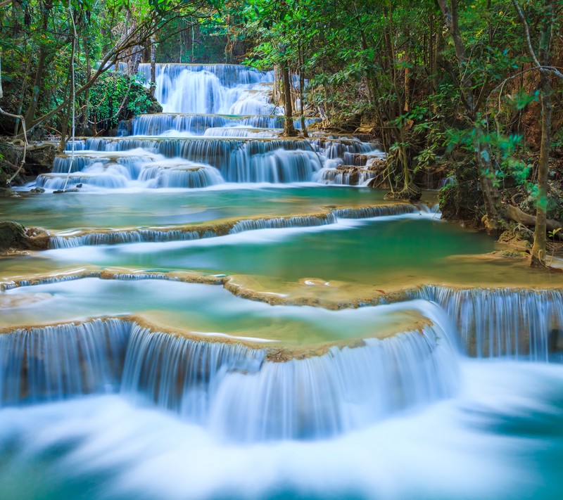 Крупный план водопада с множеством маленьких водопадов в нем (kanchanaburi, водопад)