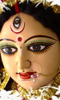 Portrait divin de la déesse Durga avec des caractéristiques symboliques