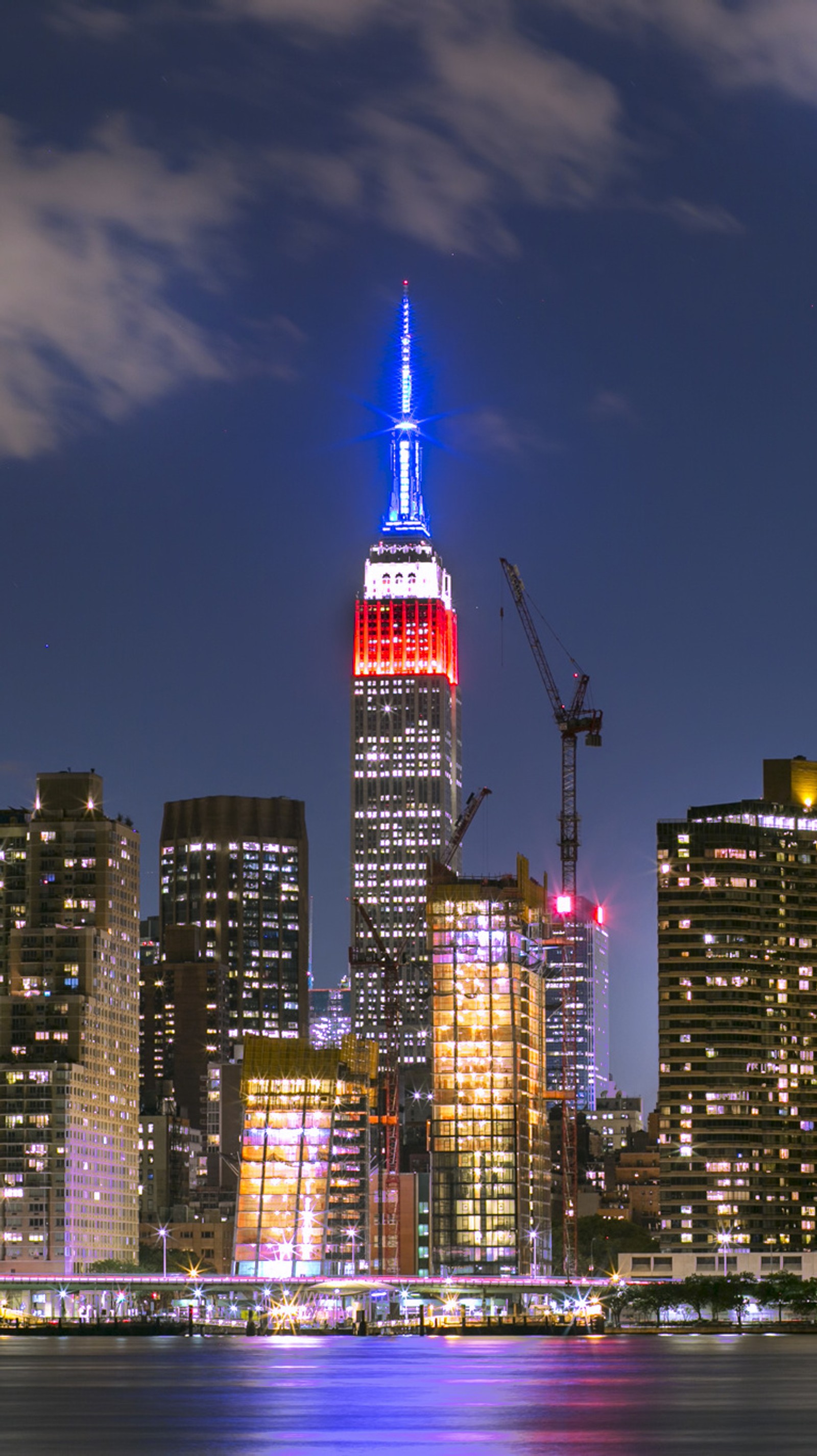 Vista aérea de um horizonte urbano com um edifício vermelho, branco e azul (canon, cidade, paisagem urbana, manhattan, nyc)