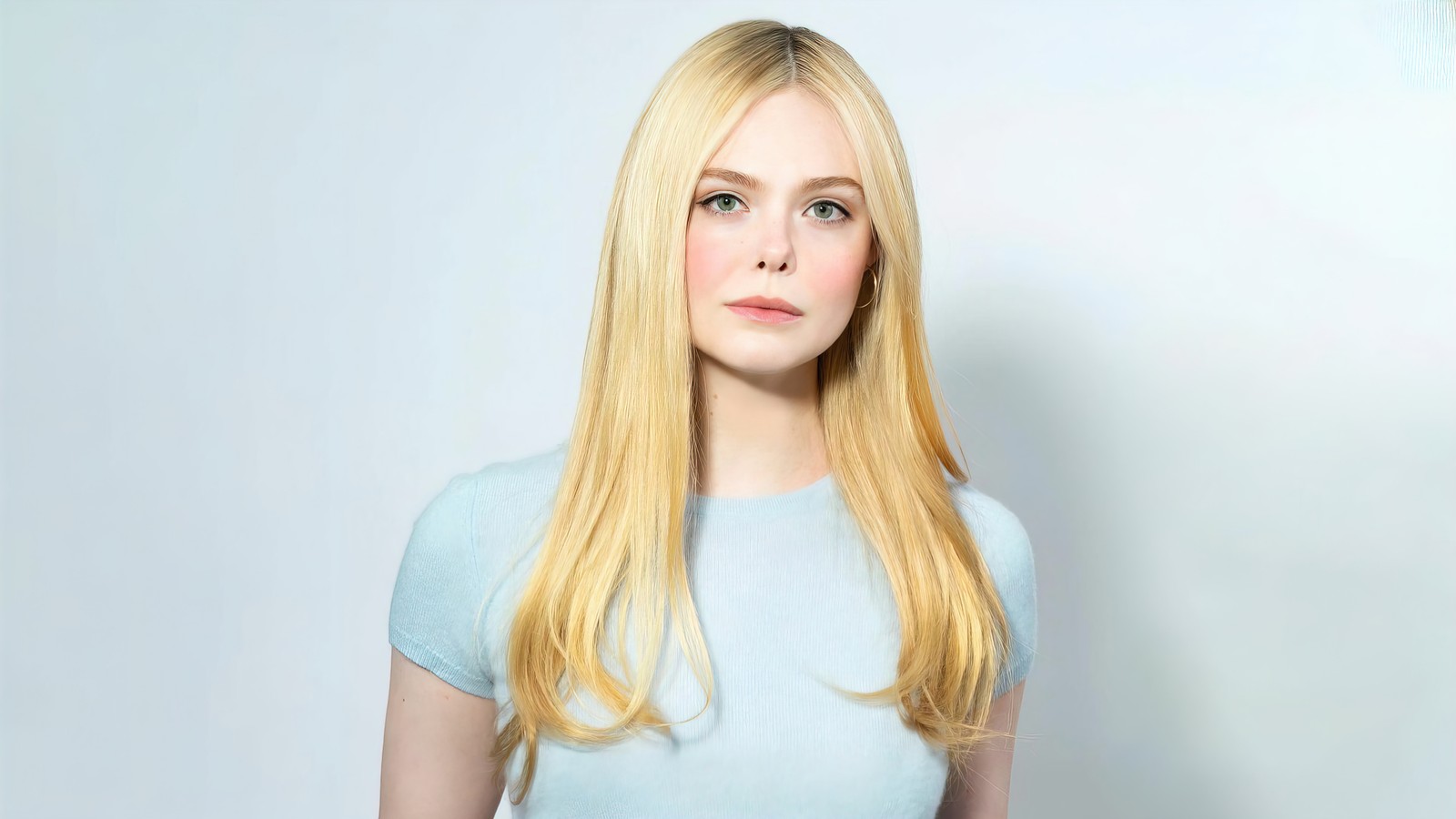 Blonde arabe aux longs cheveux et chemise bleue posant pour une photo (elle fanning, américain, actrice, célébrité, filles)