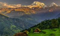 Majestuosa cordillera que domina valles de alta montaña exuberantes y hogares tradicionales