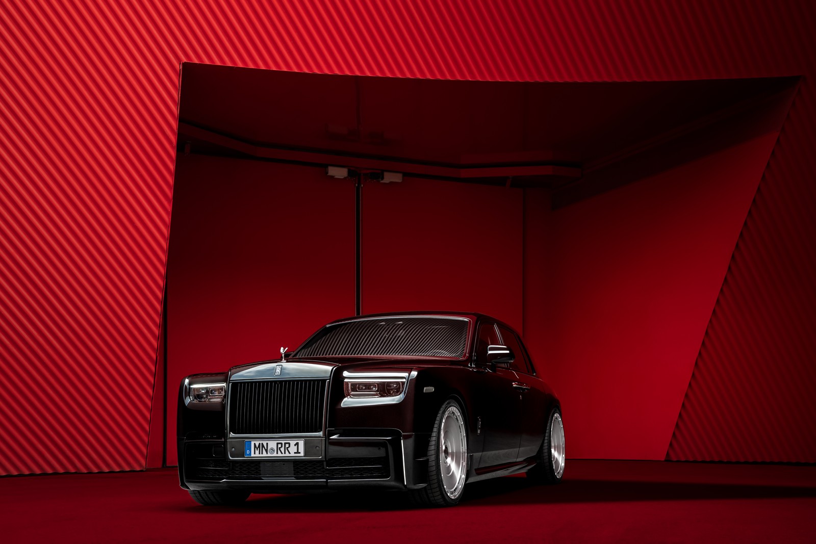 Un coche rolls royce negro en una habitación roja (rolls royce phantom, spofec, 2023, coches negros, rojo)