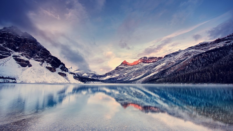 Вид на горный хребет с озером на переднем плане (озеро боу, bow lake, канадские скалы, пейзаж, восход солнца)