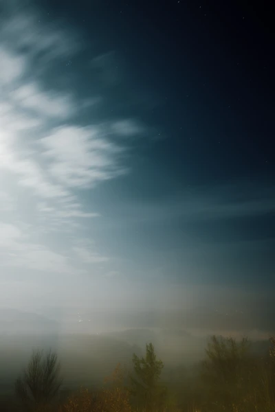 Horizonte de mañana tranquilo bajo cielos azul claro