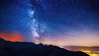 Nuit étoilée sur des montagnes majestueuses