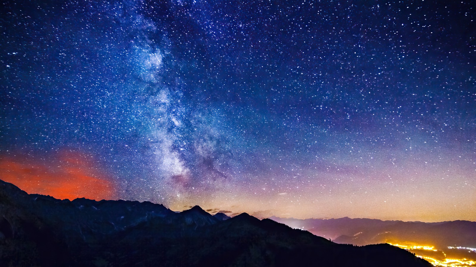 Um céu noturno com estrelas e a via láctea acima das montanhas (noite, céu, estrelas, cenário, paisagem)