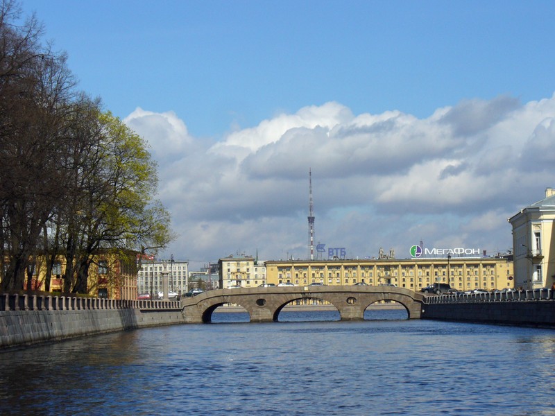 Мост через реку с зданием на заднем плане (мост, арочный мост, река, водный путь, арка)