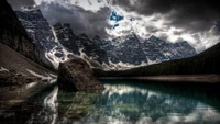 Reflet du lac Moraine : montagnes majestueuses et ciel dramatique