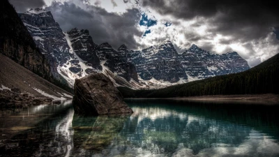 Reflet du lac Moraine : montagnes majestueuses et ciel dramatique