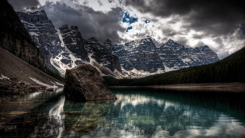 Вид на озеро с горой на заднем плане (озеро морейн, банф, banff, озеро луиза, lake louise)