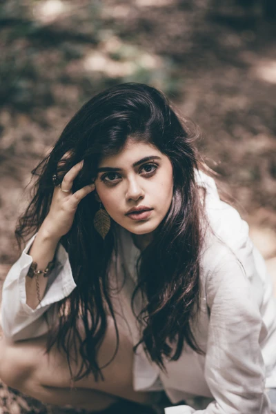 Sanjana Sanghi: Elegancia Cautivadora en la Naturaleza