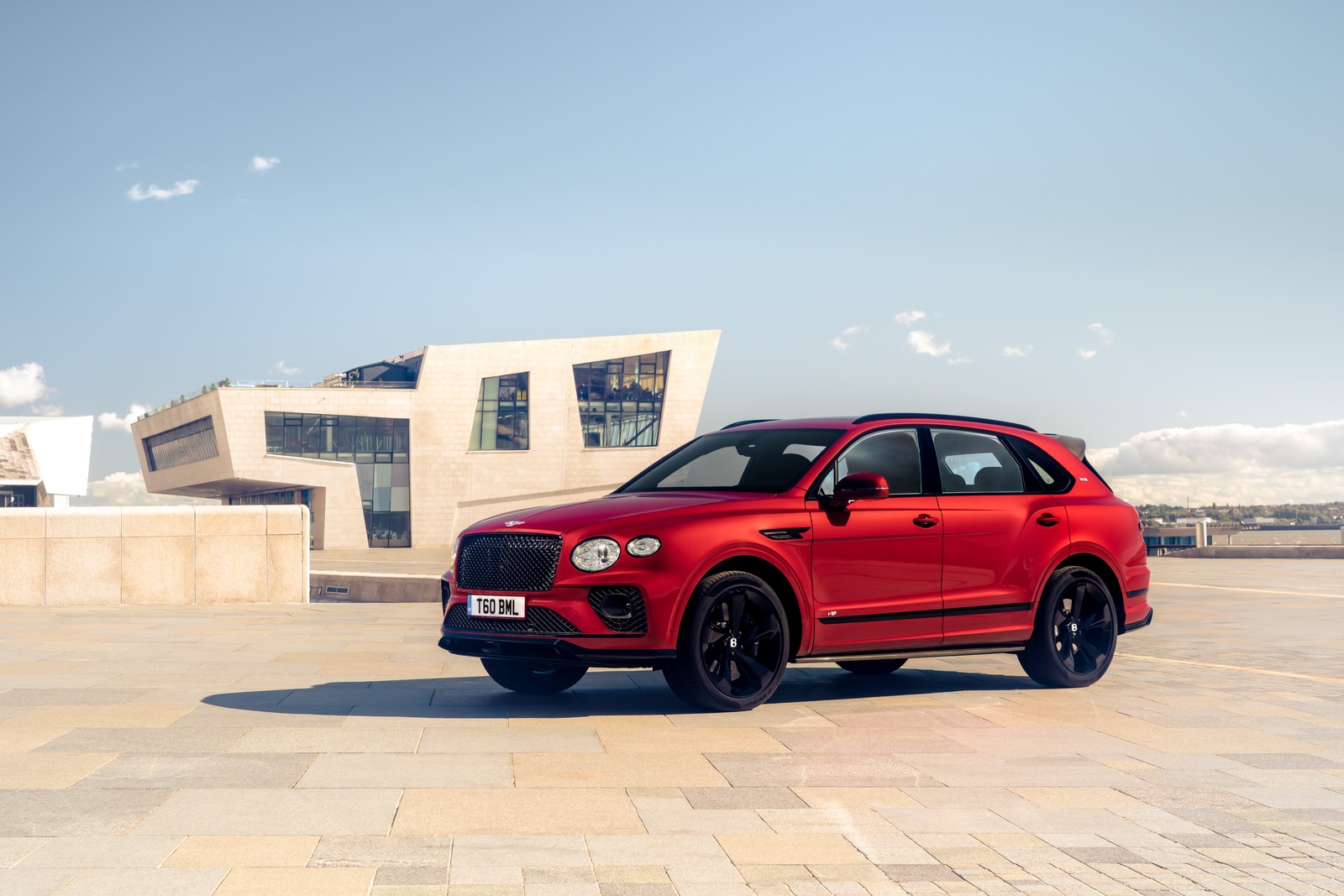 Um suv bentley vermelho estacionado em frente a um edifício (bentley bentayga v8, primeira edição, 2020, 5k, carros)