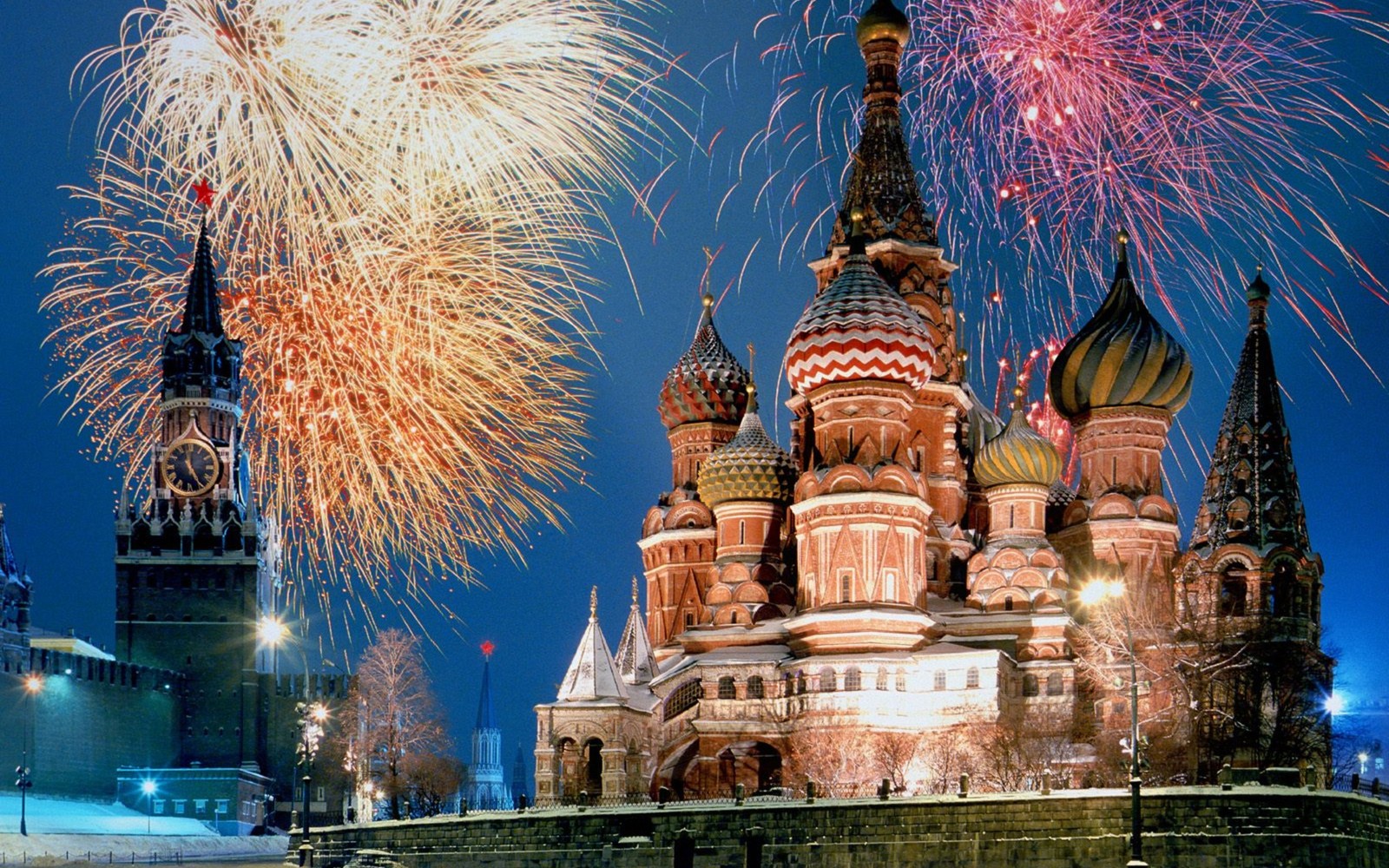 Fuegos artificiales iluminan el cielo sobre una catedral y un campo nevado (plaza roja, hito, fuegos artificiales, nuevo año, atracción turística)