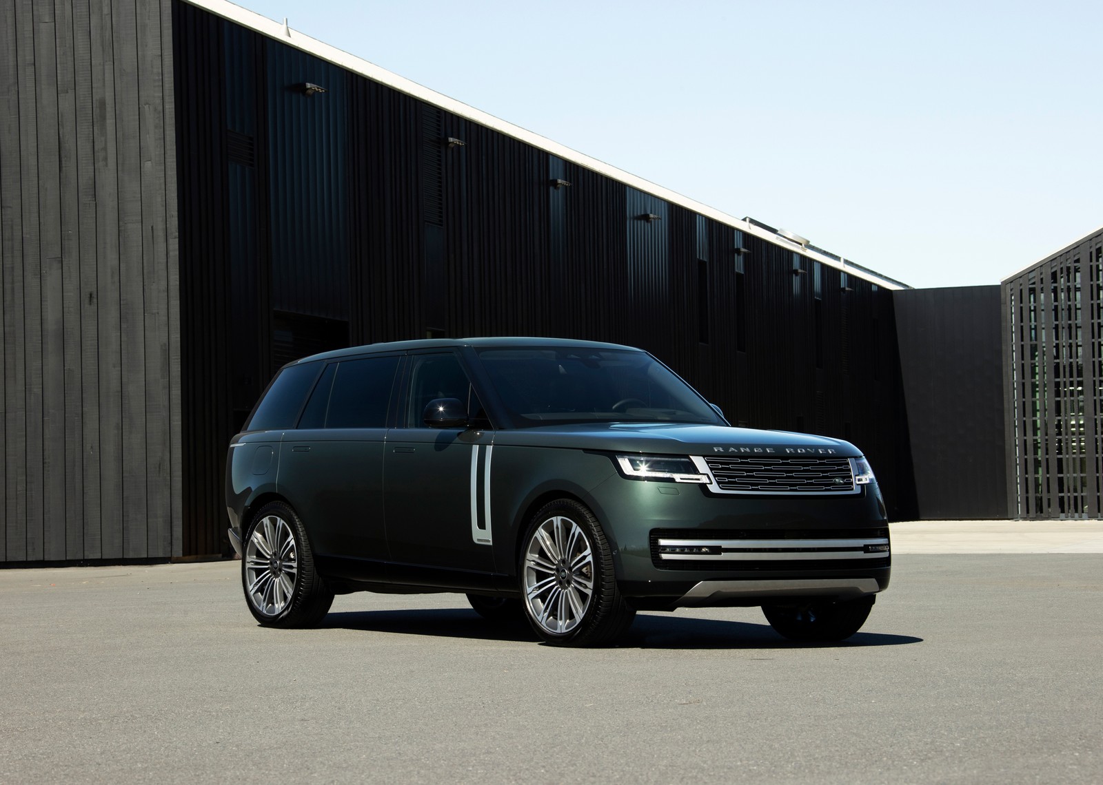 A green range rover parked in front of a building (range rover autobiography, 2022, 5k, cars, 4k wallpaper)