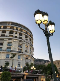 Lampadaire élégant illuminant un quartier résidentiel historique au crépuscule