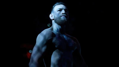 Conor McGregor : champion de l'UFC sous les projecteurs sur fond sombre