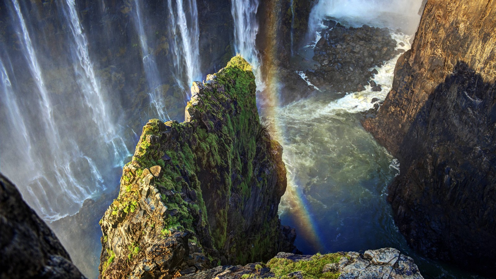 Une vue d'un arc-en-ciel au-dessus d'une cascade avec un arc-en-ciel dans le ciel (paysage, la cascade, nature, eau, paysage naturel)