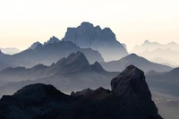 Majestuosos picos de las tierras altas iluminados por el amanecer