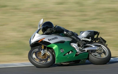 Motocicleta Benelli em ação na pista