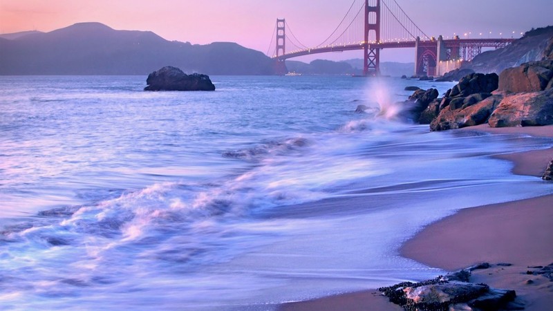 Арочный вид на мост и водоем с волнами (мост золотые ворота, golden gate bridge, пляж бейкера, мост, море)