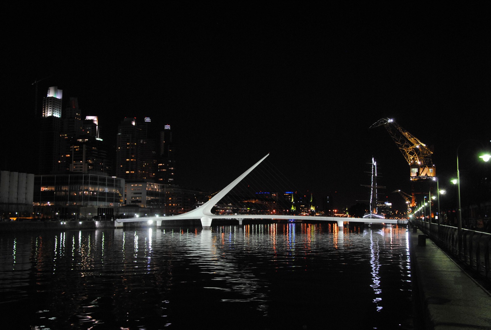 Descargar fondo de pantalla puente, noche, reflexión, ciudad, agua