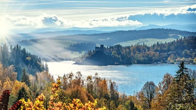 Сценический горный пейзаж с замком, overlooking лазурные воды и пышную листву