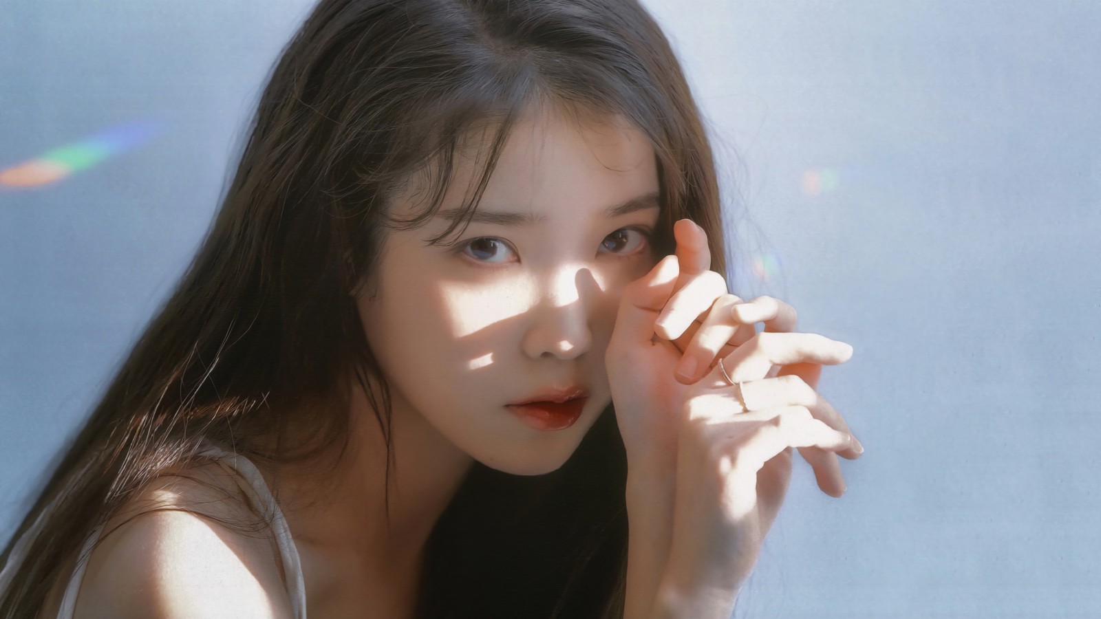 Un gros plan d'une femme aux longs cheveux tenant sa main sur son visage (iu, 아이유, lee ji eun, 이지은, kpop)