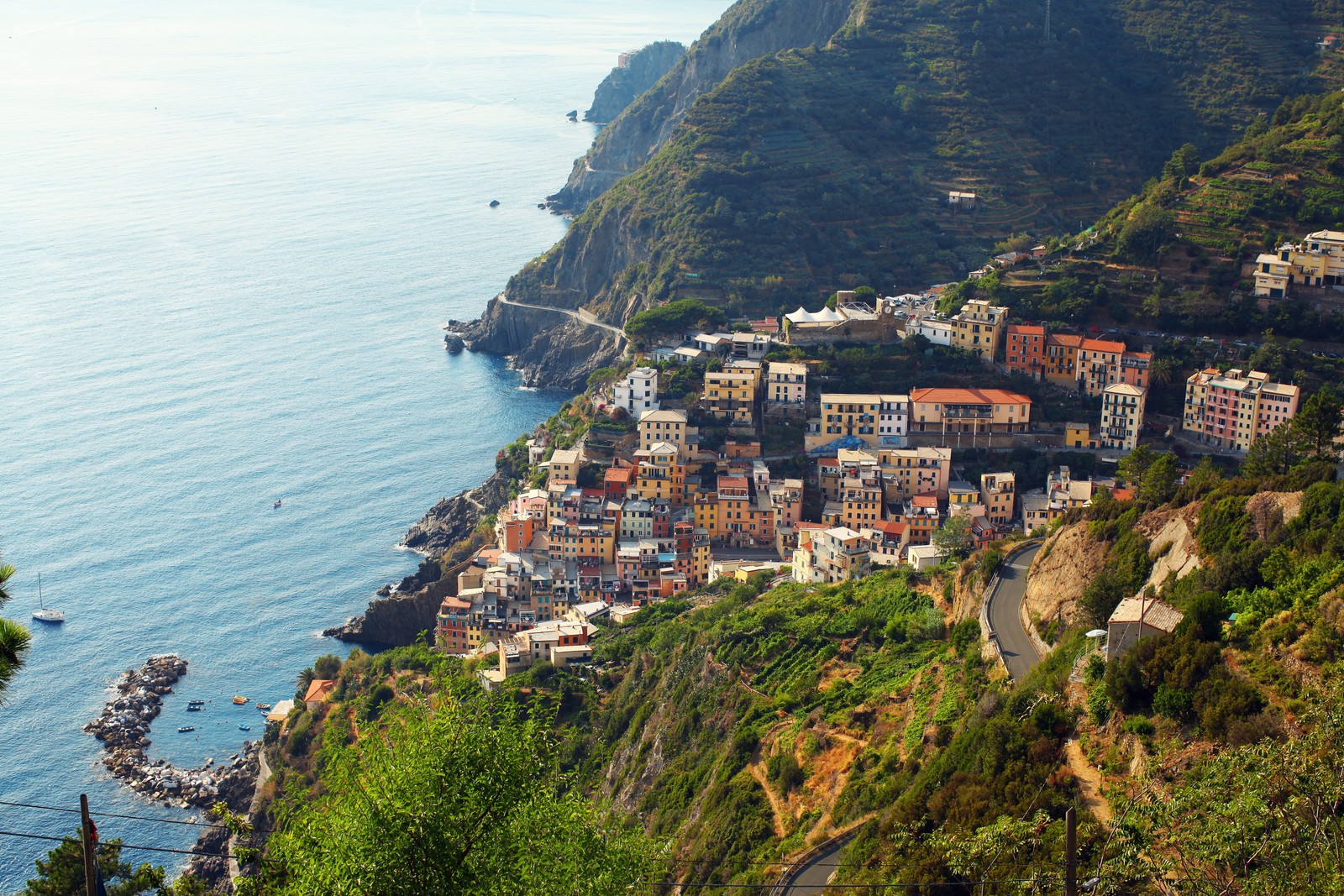 Arafed view of a village on a cliff overlooking the ocean (coast, sea, town, promontory, hill station)