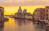 Serenidade da noite sobre o Grande Canal: Uma reflexão do pôr do sol sobre a paisagem histórica da cidade de Veneza