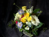 Arrangement floral vibrant avec des marguerites du Transvaal et des roses