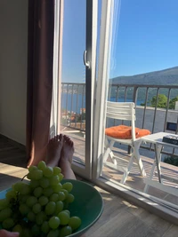 Vista relajante con uvas frescas y muebles de exterior