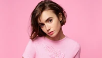 Lily Collins: Encantadora atriz morena com suéter rosa