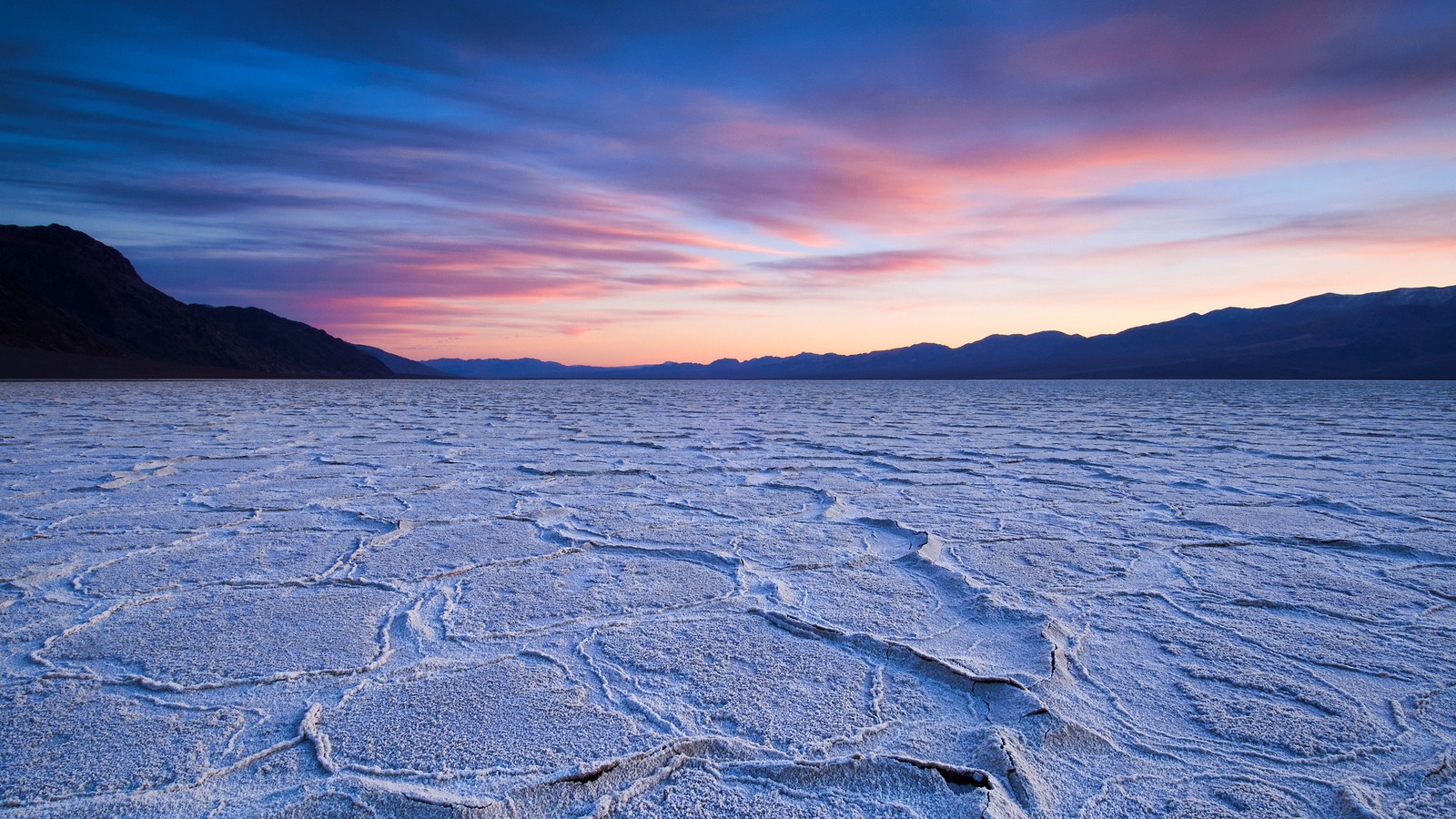 Une vue du coucher de soleil sur les mauvaises terres dans le parc national de la vallée de la mort, californie (horizon, mer, eau, lac, loch)