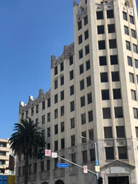 Fachada histórica de condominio de Hollywood con arquitectura de uso mixto